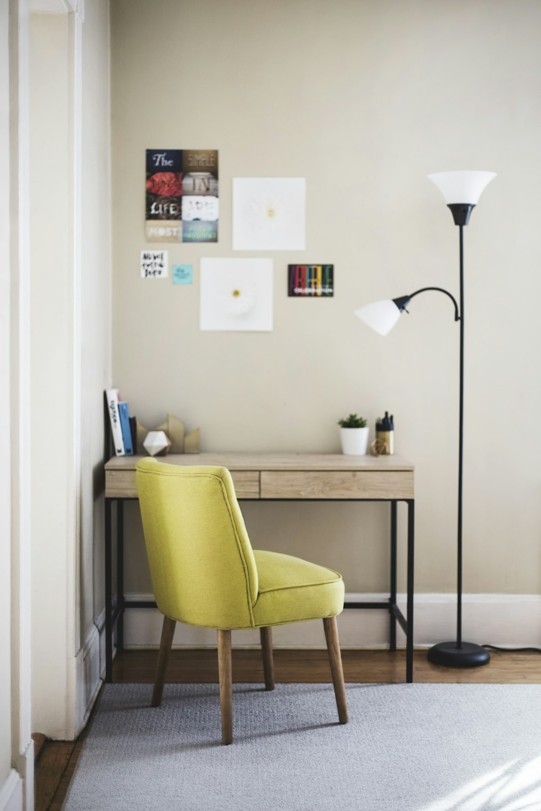 The Benefits of Minimalist Home Décor: Embrace Simplicity and Create a Calming Space