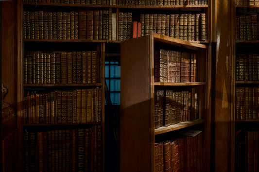 The Secret to Styling Shelves and Bookcases: From Chaos to Comfy