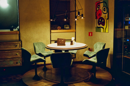 Embrace Timeless Elegance: Incorporating Vintage Finds in Modern Interiors